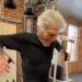 Jorge Rivero, a sus 88 años, haciendo ejercicio en un aparato de gimnasio, demostrando su excelente forma física.