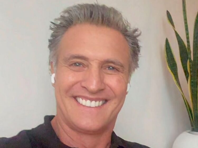 Juan Soler revela cómo su papel en “El amante infiel” lo conecta con la lealtad, su familia y el regreso a los escenarios tras un susto de salud.