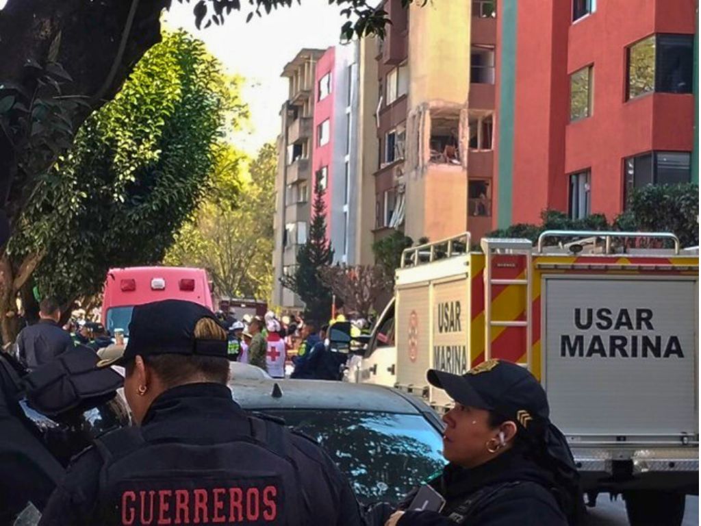 Los cuerpos de auxilio y protección civil en la escena de la explosión por gas. 