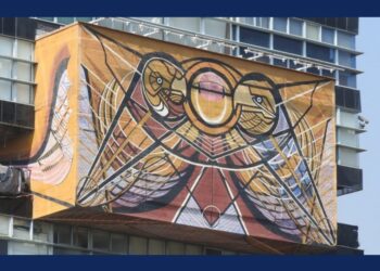Mural "Nuevo símbolo universitario" de David Alfaro Siqueiros en la Torre de Rectoría de la UNAM tras su restauración, mostrando su detalle y colores originales.