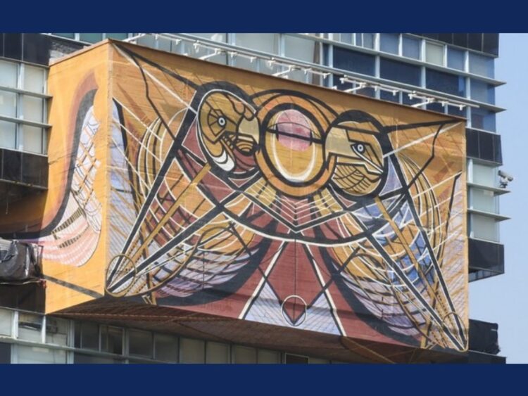 Mural "Nuevo símbolo universitario" de David Alfaro Siqueiros en la Torre de Rectoría de la UNAM tras su restauración, mostrando su detalle y colores originales.