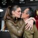 Nadia Ferreira y Marc Anthony sonríen juntos mientras anuncian su segundo embarazo, mostrando felicidad y unión familiar.