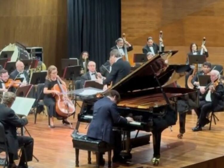 La Orquesta Sinfónica de Yucatán estrenó director: el maestro italiano Alfonso Scarano. AMEXI