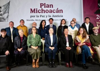 Funcionarios del Gobierno de México y de Michoacán presentan el Plan Michoacán por la Paz y la Justicia en Morelia.