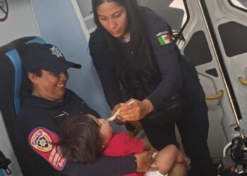 Policía rescata a bebé abandonado en choza de lámina en Ecatepec