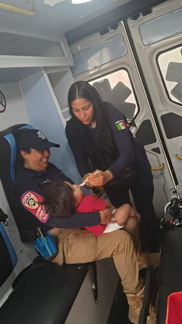 Policía rescata a bebé abandonado en choza de lámina en Ecatepec