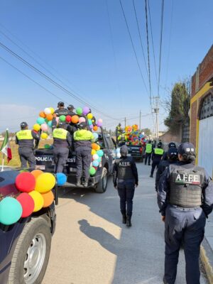 Policías regalan juguetes en comunidades vulnerables