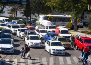 Consulta las restricciones del Programa Hoy No Circula para este sábado 3 de enero de 2026.
