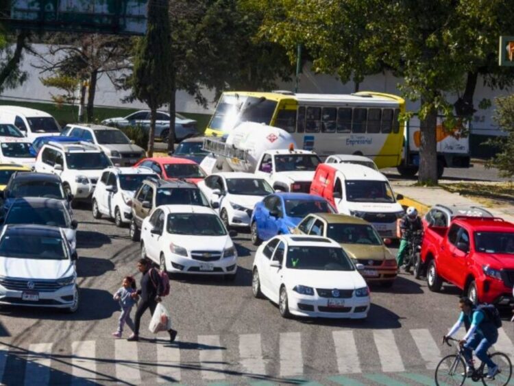 Consulta las restricciones del Programa Hoy No Circula para este sábado 3 de enero de 2026.