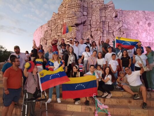 En doble protesta, ciudadanos en Mérida y Cuernavaca rechazan la intervención estadounidense en Venezuela