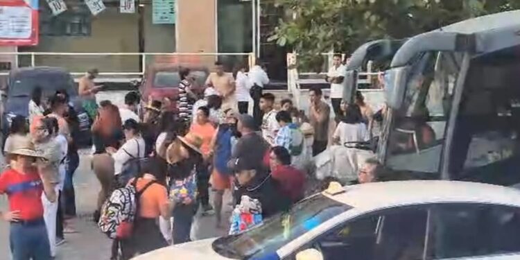 Personas salieron a la Costera Miguel Alemán como medida preventiva por el sismo de magnitud 6.5 registrado al suroeste de San Marcos, Guerrero.