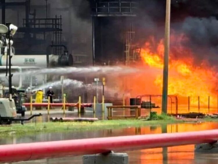 Sofocan incendio en incendio en Hidros 1 de la refinería de Salina Cruz. AMEXI