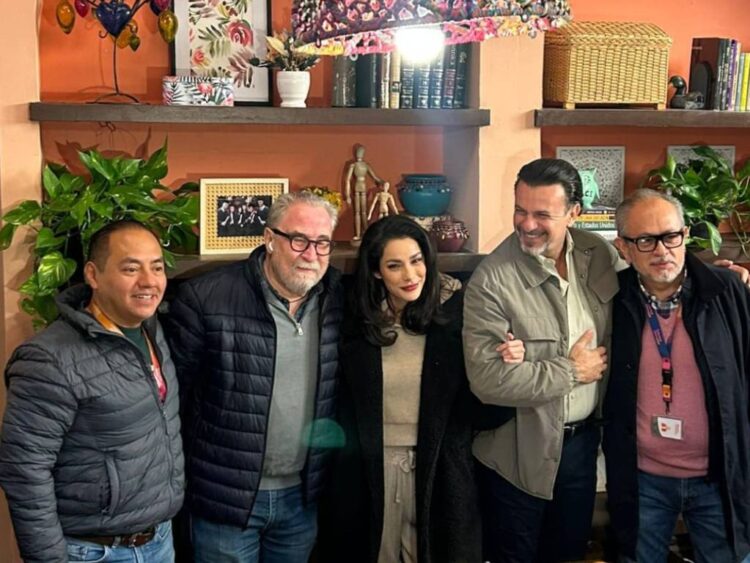 David Zepeda y Oka Giner hacen pausa en grabaciones para partir la Rosca de Reyes