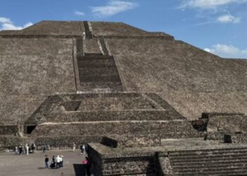 Evalúan reabrir ascenso y espectáculos nocturnos en Teotihuacán