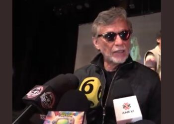 Humberto Zurita durante una entrevista, hablando con emoción sobre la memoria y bendición de Silvia Pinal.