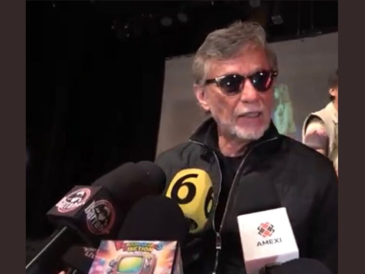 Humberto Zurita durante una entrevista, hablando con emoción sobre la memoria y bendición de Silvia Pinal.