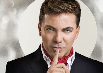 Cristian Castro canta en el escenario del Auditorio Nacional durante un concierto ante miles de seguidores