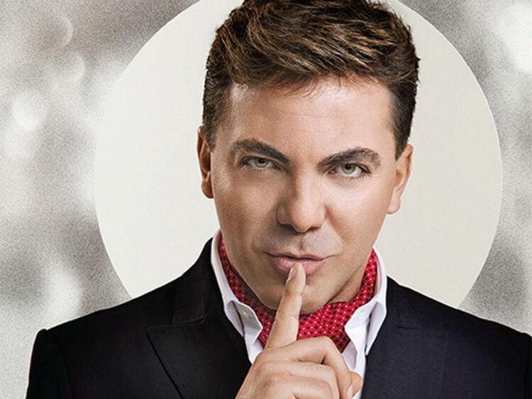 Cristian Castro canta en el escenario del Auditorio Nacional durante un concierto ante miles de seguidores