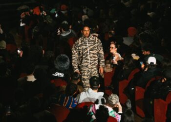 El artista puertorriqueño DIA camina por la pasarela de la Semana de la Moda de Milán durante el desfile “Life Al Dente: The Family Recipe” de PDF Channel.