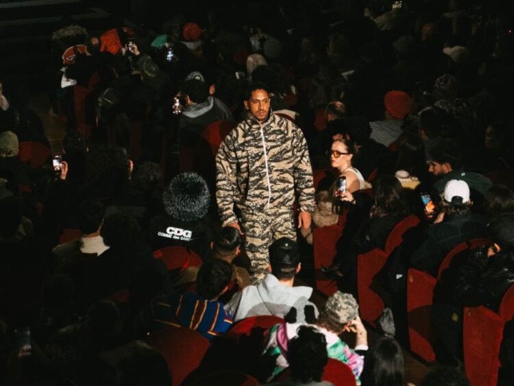 El artista puertorriqueño DIA camina por la pasarela de la Semana de la Moda de Milán durante el desfile “Life Al Dente: The Family Recipe” de PDF Channel.