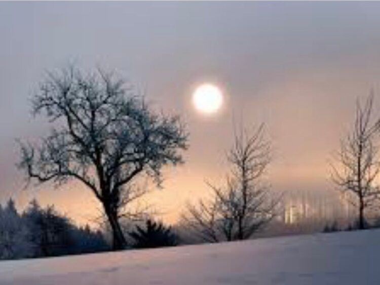 Paisaje invernal durante el solsticio de invierno, cuando se registra la noche más larga del año en el hemisferio norte.