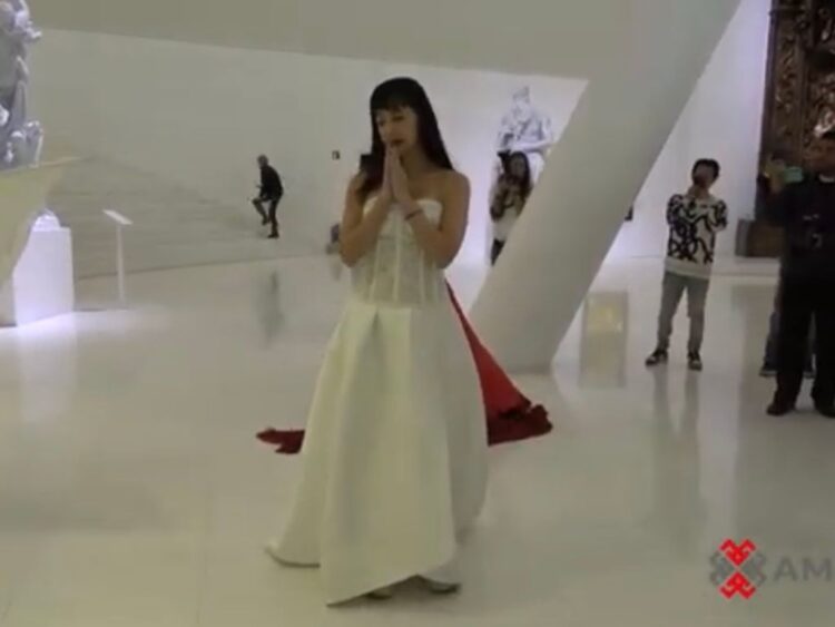Susana Zabaleta abraza a asistentes en el Museo Soumaya como parte de su campaña de conexión y empatía en 2026.