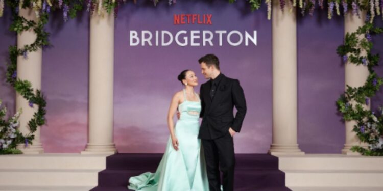 El elenco de Bridgerton posa en la alfombra roja del Palais Brongniart en París durante el estreno mundial de la cuarta temporada.