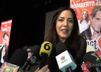 Stephanie Salas durante una entrevista, hablando sobre su trabajo en El seductor y el empoderamiento femenino en escena.