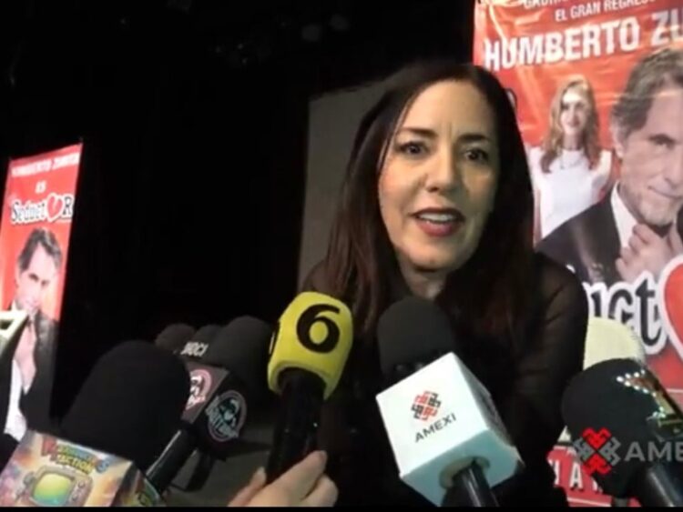 Stephanie Salas durante una entrevista, hablando sobre su trabajo en El seductor y el empoderamiento femenino en escena.