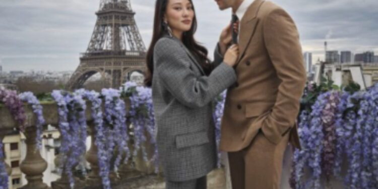 El elenco de Bridgerton posa en la alfombra roja del Palais Brongniart en París durante el estreno mundial de la cuarta temporada.