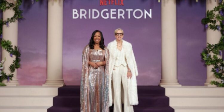 El elenco de Bridgerton posa en la alfombra roja del Palais Brongniart en París durante el estreno mundial de la cuarta temporada.