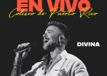 Pedro Capó canta “Divina” en vivo en el Coliseo de Puerto Rico, acompañado por su banda y el público durante su concierto de 2025.