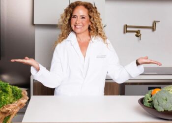 Persona sentada por largas horas frente a una computadora, ilustrando los efectos del sedentarismo en la salud física y cerebral.