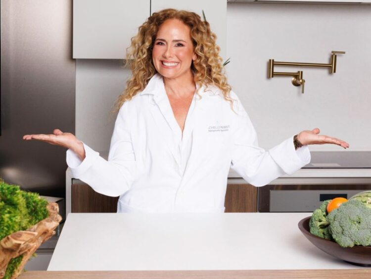 Persona sentada por largas horas frente a una computadora, ilustrando los efectos del sedentarismo en la salud física y cerebral.