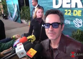 Mauricio Ochmann posa en la alfombra roja junto a sus hijas durante la premiere de su nueva película en un cine de la Ciudad de México.