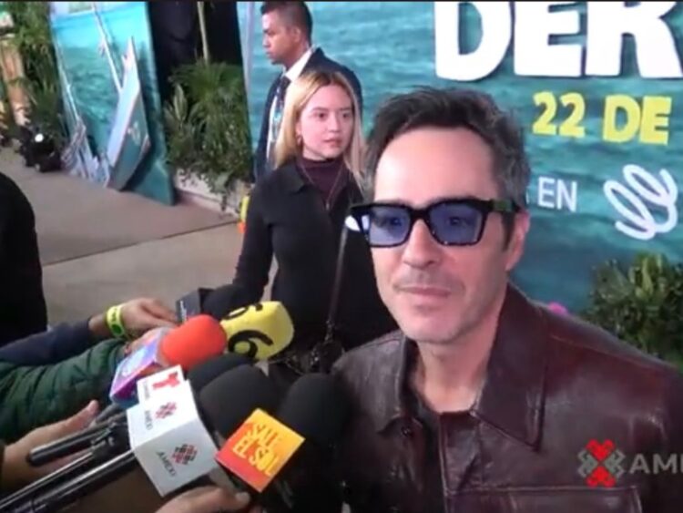 Mauricio Ochmann posa en la alfombra roja junto a sus hijas durante la premiere de su nueva película en un cine de la Ciudad de México.