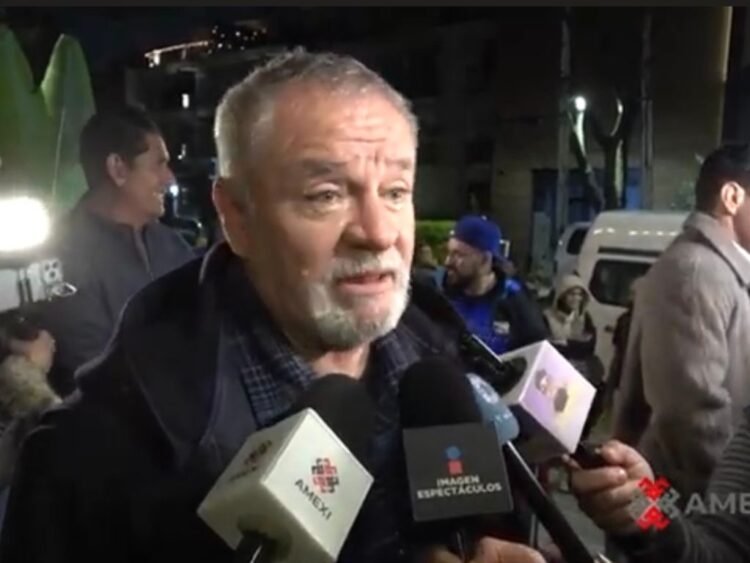 José Alberto “El Güero” Castro ofrece declaraciones a medios durante un encuentro en la Ciudad de México.