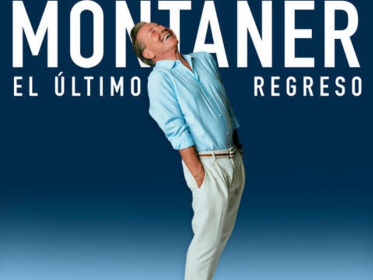 Ricardo Montaner sonríe en un escenario con micrófono en mano tras lograr el primer lugar en la radio de México con “El Último Regreso”.