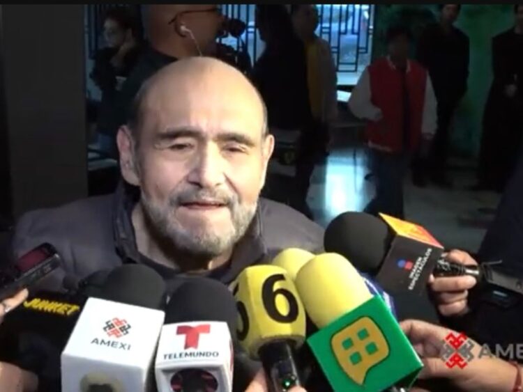 Edgar Vivar durante una entrevista, hablando con serenidad sobre su carrera, la vida y su deseo de seguir trabajando.