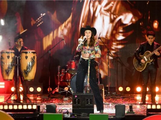 Voluntarios y camiones del Juguetón distribuyen juguetes a niñas y niños durante el Día de Reyes en comunidades de México.