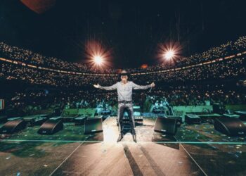 Retrato de Yeison Jiménez, cantautor colombiano de música popular, símbolo de identidad cultural y legado artístico hispano.
