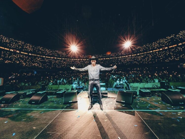 Retrato de Yeison Jiménez, cantautor colombiano de música popular, símbolo de identidad cultural y legado artístico hispano.