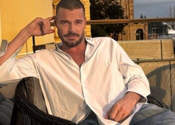 Ricky Martin en el escenario durante un concierto, anunciando su gira “Ricky Martin Live México 2026” con presentaciones en varias ciudades de México