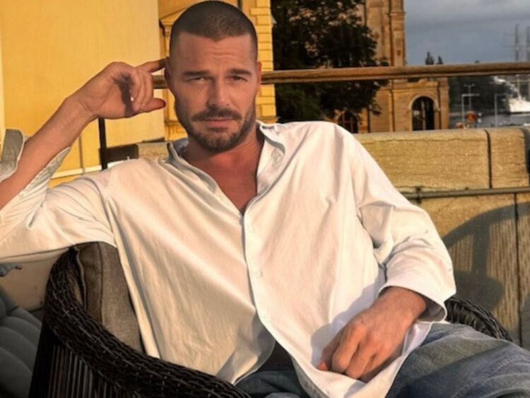 Ricky Martin en el escenario durante un concierto, anunciando su gira “Ricky Martin Live México 2026” con presentaciones en varias ciudades de México