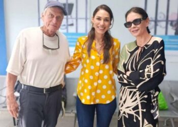 Michael Douglas y Catherine Zeta-Jones durante su visita al archipiélago de Bocas del Toro, en el Caribe de Panamá.