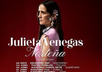 Julieta Venegas en concierto, cantando frente a miles de fans durante una presentación en la Ciudad de México como parte de su gira nacional.