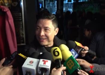 Armando Hernández y Apio Quijano durante un programa, sonríen tras protagonizar un momento viral que generó comentarios en redes sociales.