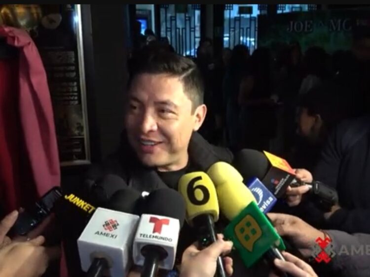 Armando Hernández y Apio Quijano durante un programa, sonríen tras protagonizar un momento viral que generó comentarios en redes sociales.