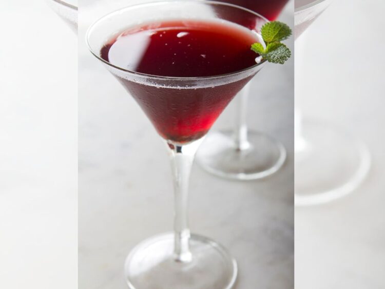 Mocktail servido en copa elegante con hielo, hierbas frescas y cítricos, como ejemplo de bebidas sin alcohol con intención y balance.
