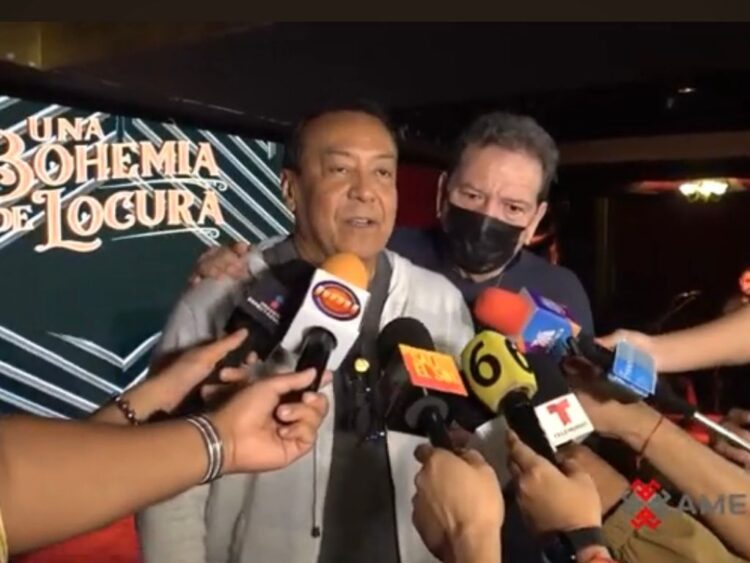 Carlos Cuevas y Jorge Muñiz en el set de “Una bohemia de locura”, programa musical transmitido por YouTube desde el salón Villa Flamingos.